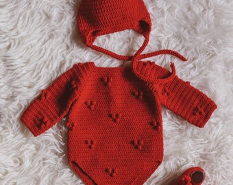 Ideal baby set handmade in 100% merino wool. Baby crochet set handmade.