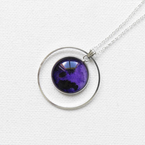 Sautoir plaqué argent et pendentif violet et noir avec une peinture originale sous cabochon - Pièce unique