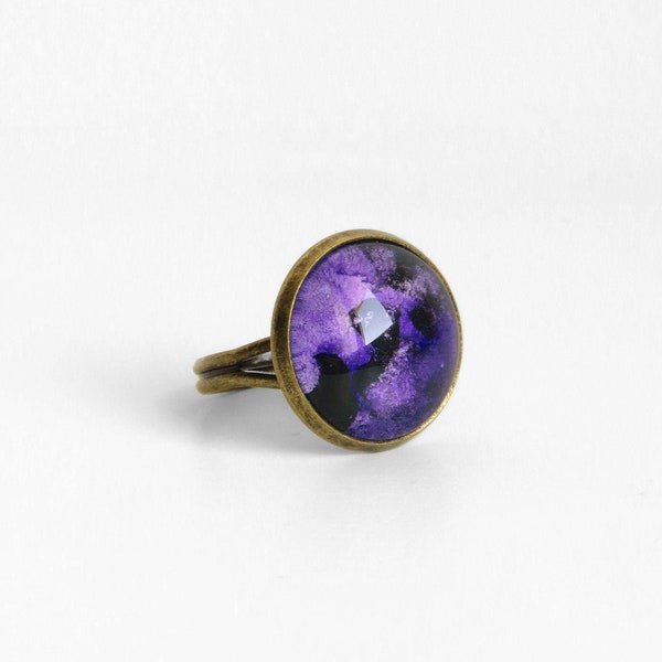 Petite bague ronde violette et noir avec anneau ajustable bronze et aquarelle originale sous cabochon - Pièce unique