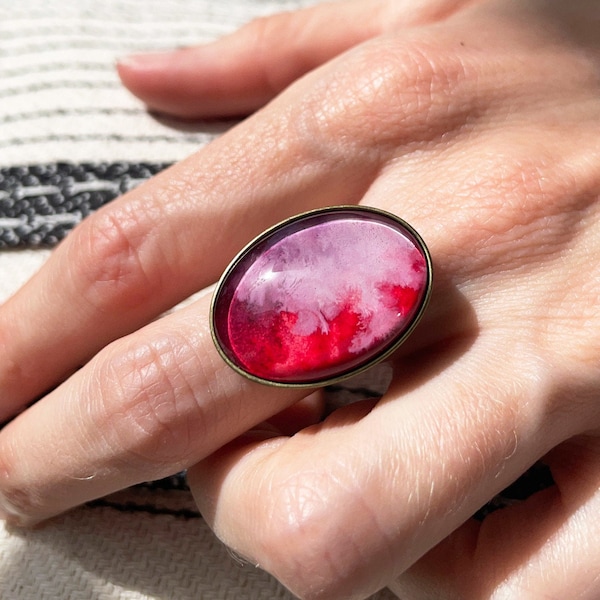 Grande bague ovale rouge et rose avec une aquarelle originale mise sous verre et un anneau ajustable en laiton bronze - Pièce unique