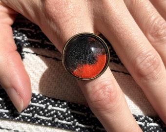 Round ring with original black and red painting under cabochon and adjustable ring - Unique piece