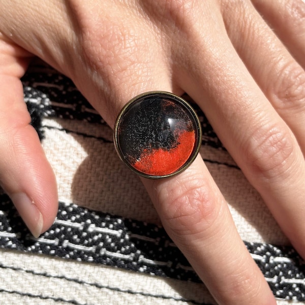 Bague ronde avec peinture originale noir et rouge sous cabochon et anneau ajustable - Pièce unique