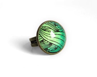 Green and bronze round ring with a handmade illustration placed under a round glass cabochon - Unique piece