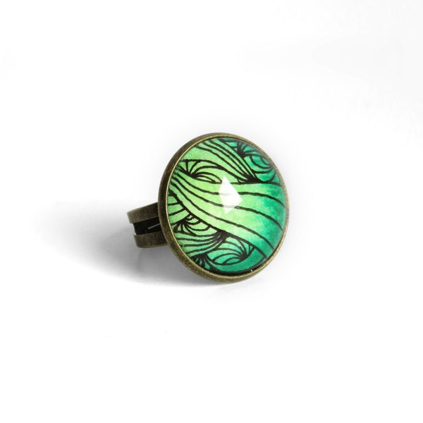 Bague ronde vert et bronze avec une illustration faite à la main mise sous cabochon rond en verre - Pièce unique