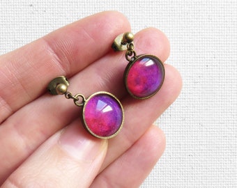 Petites boucles d'oreilles peintes à la main en camaïeu de rose et violet et laiton bronze Modèle THEIA - Pièce unique