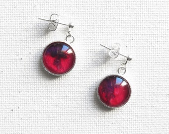 Petites clous d'oreilles plaqués argent avec aquarelle rouge et violette sous cabochon en verre - Pièce unique