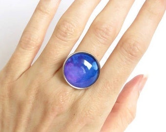 Round ring with a blue and purple watercolor under a cabochon and adjustable silver ring - Unique piece