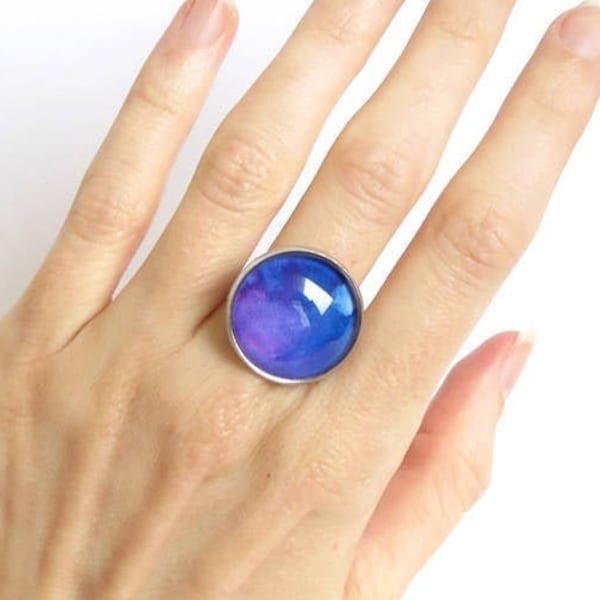 Bague ronde avec une aquarelle bleue et violette sous cabochon et anneau réglable argenté - Pièce unique