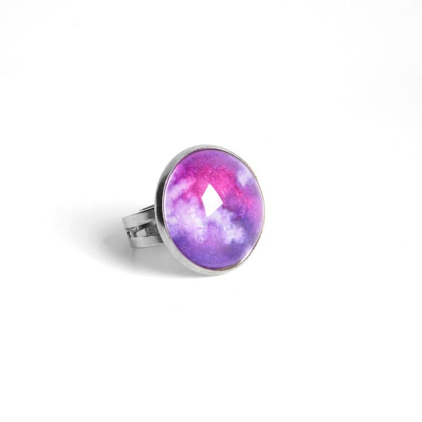 Bague rose vif et blanc peinte à l'aquarelle sous cabochon rond en verre avec anneau argenté réglable - Pièce unique