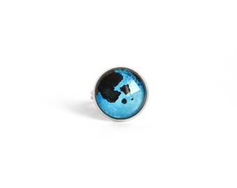 Small adjustable silver round ring with sky blue watercolor and Indian ink under cabochon - Unique piece