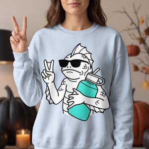 Rolig fiskmonstertröja, cool hydrerad kryptidgrafik, retro meme-varelse med vattenflaska, rolig present till vän