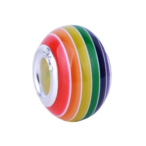 Puede incluir: Un abalorio de encanto de color arcoíris con un anillo de metal plateado. El abalorio está hecho de vidrio y tiene un acabado liso y brillante.