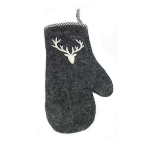 Könnte beinhalten: Ein grauer Ofenhandschuh mit einem weißen gestickten Hirschmotiv. Der Handschuh hat einen schwarz-weißen Karostreifen.
