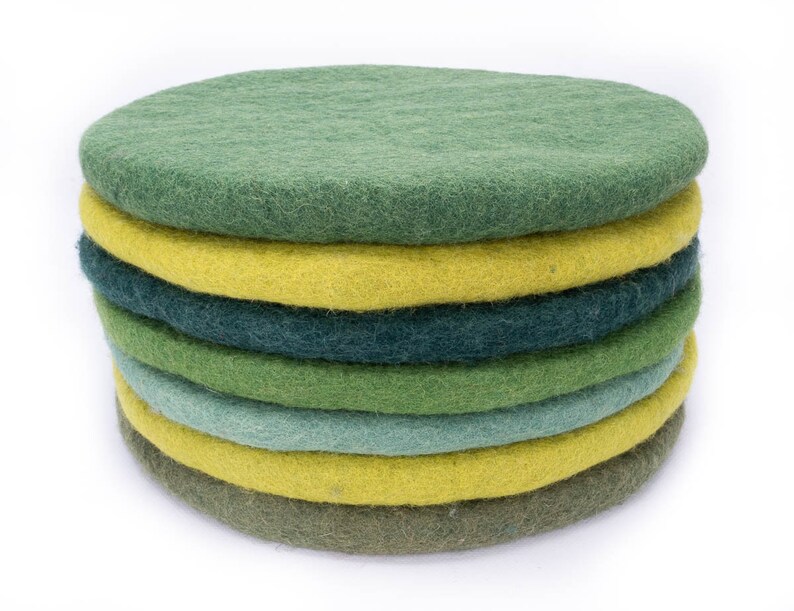 Sitzkissen aus Wolle gefilzt, rund, 35cm, bunte Stuhlkissen aus Filz, grün, hellgrün, dunkelgrün Bild 1