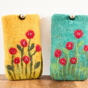 Könnte beinhalten: Zwei Handyhüllen aus Filz mit Blumenmustern. Die Hülle links ist gelb mit roten Blumen und grünen Stielen. Die Hülle rechts ist türkis mit roten Blumen und grünen Stielen.