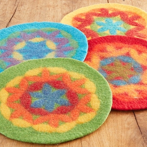 Sitzkissen aus Wolle gefilzt rund 35 cm, Blume des Lebens, farbenfrohe Stuhlkissen, rot, blau, grün, gelb