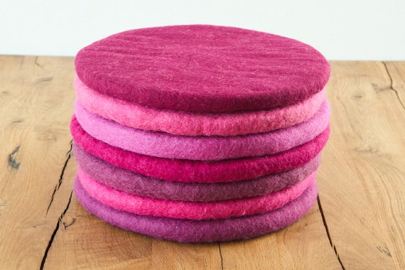 Sitzkissen aus Wolle gefilzt, rund, 35cm, farbenfrohe Stuhlkissen aus Filz, beere pink rosa aubergine,