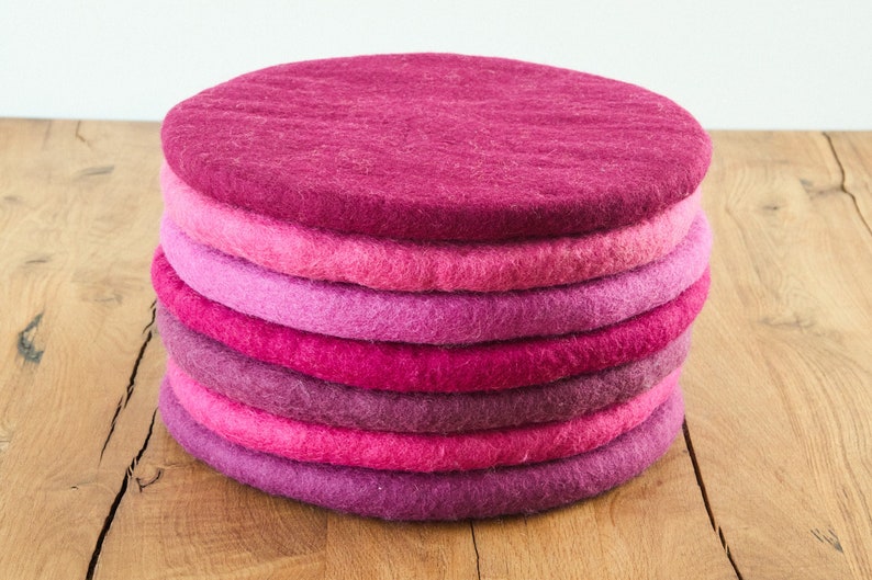 Seat cushion made of felted wool, round, 35 cm, colourful chair cushions made of felt, berry pink aubergine, image 1