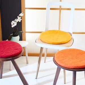Sitzkissen aus Wolle, gefilzt, rund, ca. 40cm, farbenfrohe Stuhlkissen aus Filz, rot, orange, weinrot, gelb, Filzkissen Bild 9