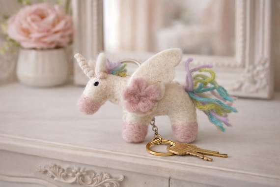 Schlüsselanhänger Einhorn aus Filz Geschenk kleines gefilztes Einhorn Regenbogen Ostergeschenk