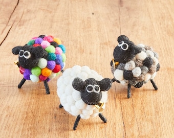 Schaf aus Filzkugeln mit Glöckchen, bunt, weiß oder natur, Osterdeko
