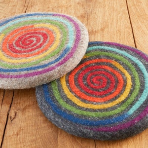 Sitzkissen Wolle gefilzt rund Spirale bunt, farbenfrohes Filzkissen Bild 1