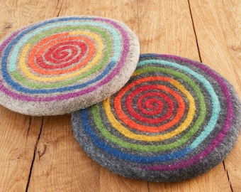 Coussin d'assise laine feutrée spirale ronde colorée, coussin en feutre coloré