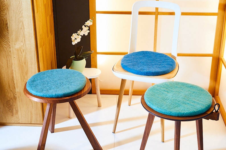 Sitzkissen aus Wolle gefilzt, rund, 35cm, bunte Stuhlkissen aus Filz, blau, hellblau, smaragd, graublau, petrol Bild 9