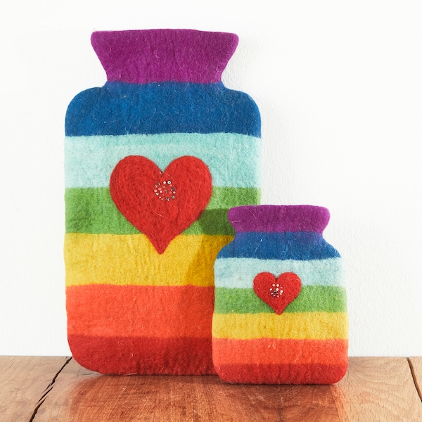 Wärmflasche Regenbogen mit Herz, Filz Wolle (Merinowolle), bunter Wärmflaschenbezug Handarbeit