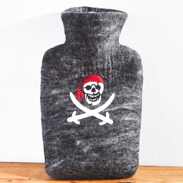 Wärmflasche Pirat aus Filz Wolle (Merinowolle), Wärmflaschenbezug mit Totenkopf Handarbeit