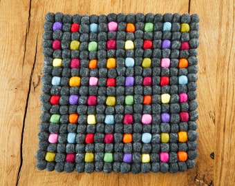 Sitzkissen aus Filzkugeln quadratisch 35 x 35 cm anthrazit mit bunten Kugeln - Handarbeit