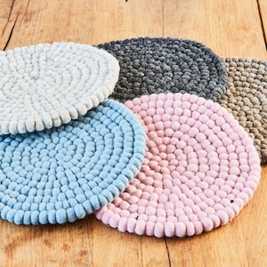 Coasters made of felt balls, round, 22 cm, plain, rose, light blue, mint, natural, anthracite, pot coasters, felt coasters, felt ball coasters
