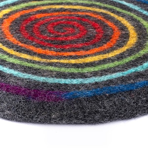 Sitzkissen Wolle gefilzt rund Spirale bunt, farbenfrohes Filzkissen Bild 4