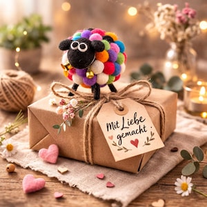 Schaf aus Filzkugeln mit Glöckchen, bunt, weiß oder natur, Osterdeko