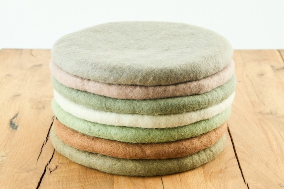 Sitzkissen aus Filz rund 35 cm – Stuhlkissen aus Wolle in Herbal, Salbei, Beige & Olive