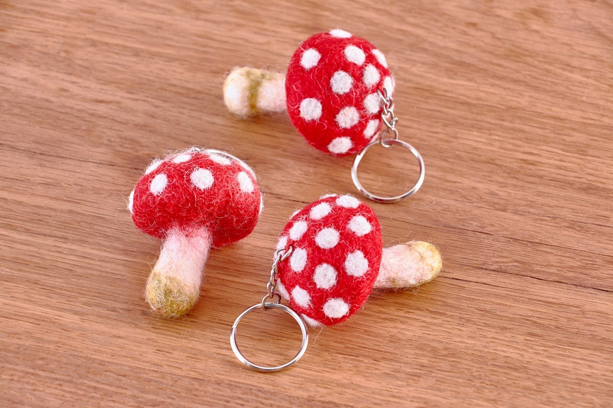 Felt fly agaric keychain, small felted lucky charm, gift for driving license, Christmas gift