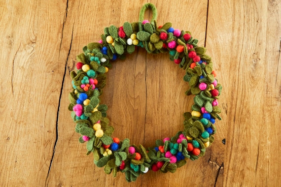 Adventskranz aus Filz mit bunten Kugeln, Türkranz zu Weihnachten