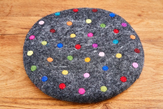 Sitzkissen aus Wolle gefilzt, rund, 35cm, anthrazit mit bunten Punkten, Stuhlkissen aus Filz, bunt