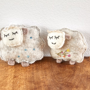 Lot de 2 pendentifs moutons en feutre, décoration de Noël, cintre pour sapin de Noël, décoration de sapin de Noël feutrée