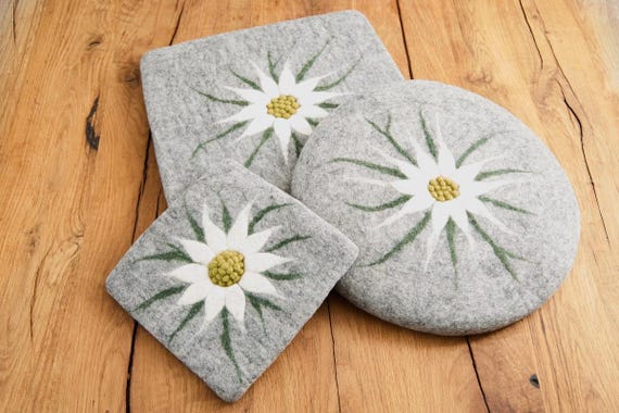 Sitzkissen Wolle gefilzt rund Ø 35 cm oder eckig 35x35 cm mit Edelweiß-Blüte, dick, Handarbeit