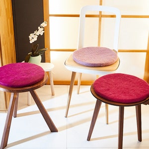 Seat cushion made of felted wool, round, 35 cm, colourful chair cushions made of felt, berry pink aubergine, image 10