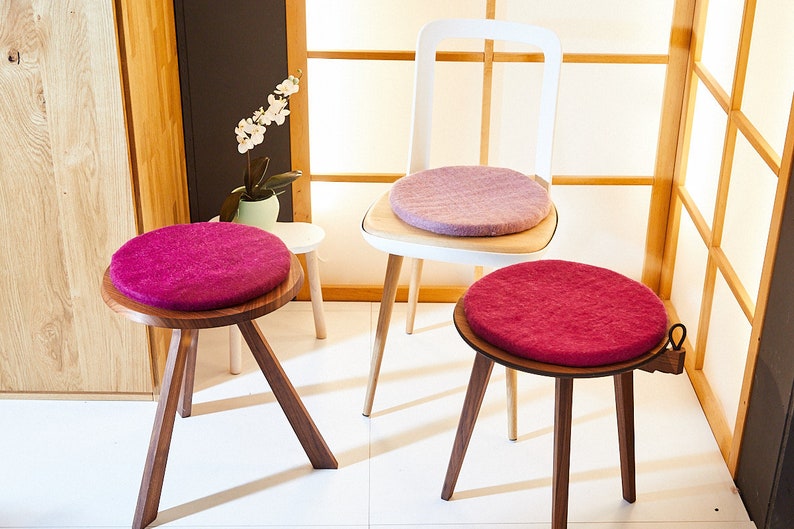 Seat cushion made of felted wool, round, 35 cm, colourful chair cushions made of felt, berry pink aubergine, image 10