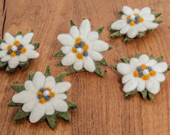 Brooch edelweiss made of felt traditional costume accessory dirndl jewelery for Oktoberfest with pearl handmade from wool (merino)