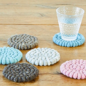 Set di 4 sottobicchieri rotondi in feltro, 10 cm, colori pastello. Sottobicchieri in feltro per bicchieri. Sottobicchieri con palline di feltro.