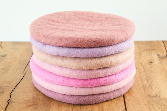 Sitzkissen aus Wolle gefilzt, rund, 35cm, bunte Stuhlkissen aus Filz, rosa, pink, pastell, flieder, ziegel, Provence