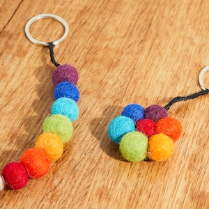 Sleutelhanger Chakra Ballen & Chakra Bloem, vilten, vilt. Handgemaakt rijbewijscadeau, kerstcadeau