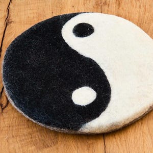 Sitzkissen aus Wolle gefilzt rund anthrazit Yin Yang