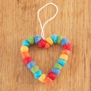 Set van 3 hangers kleurrijke harten gemaakt van vilten ballen, kerstboomversieringen, vilten cadeaulabels, kerstversieringen, de Kerstman