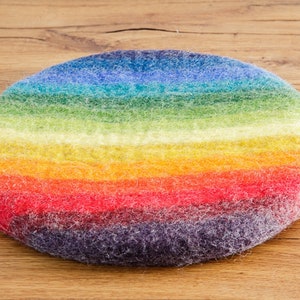 Sitzkissen Wolle gefilzt rund Regenbogen bunt farbenfroh Filzkissen