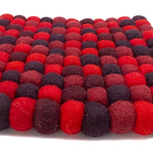 Posavasos hechos de bolas de fieltro cuadrados 20 x 20 cm o 15 x 15 cm rojo posavasos hecho a mano para decoración de mesa de comedor fieltro de lana